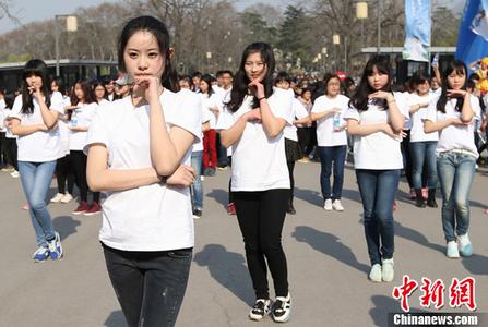 国足赢球 学生在宿舍楼道滑跪